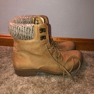 Fashionable Tan Hiking Boots